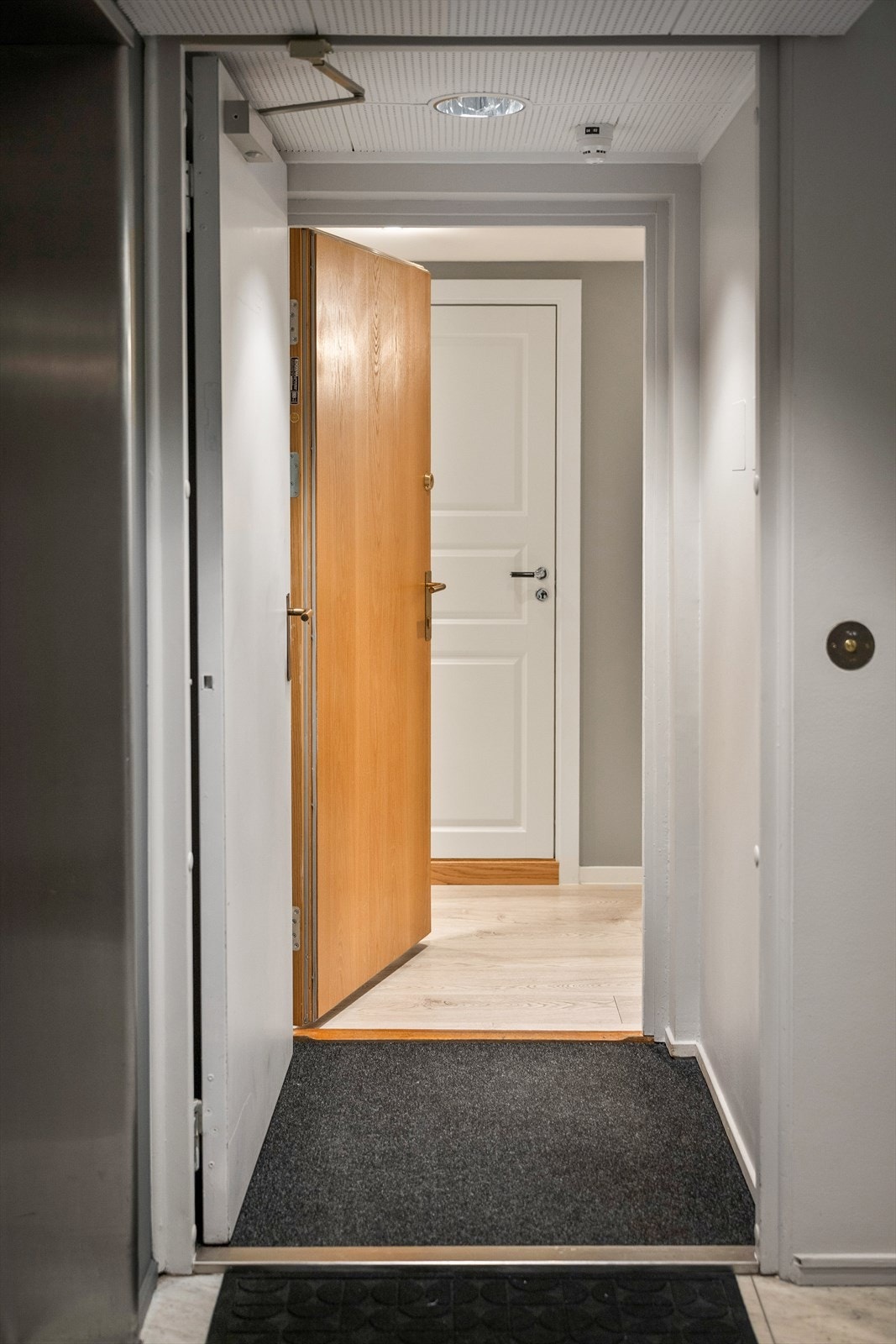 Inngangspartiet gir et godt førsteinntrykk, med brann- og lydklassifisert dør for trygghet og komfort. Galleribilde