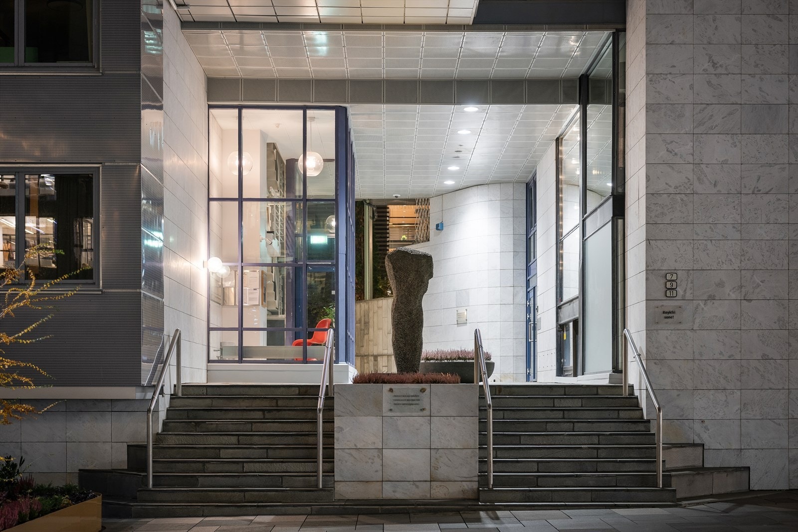 Adkomst til leiligheten via felles trapperom med heis og dørcalling. Galleribilde