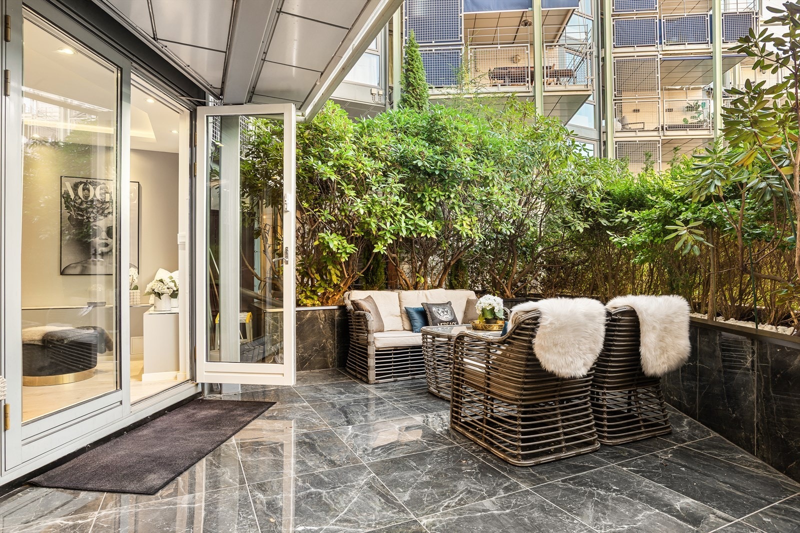 Terrassen på 20 m² har flislagt dekke og ble pusset opp i 2025. Galleribilde