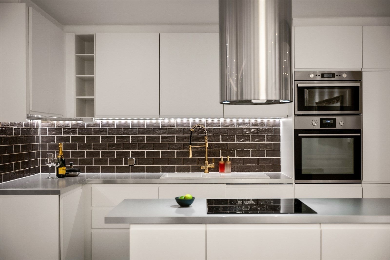 Kjøkkenet er utstyrt med integrerte hvitevarer, inkludert stekeovn, mikro og platetopp. Galleribilde