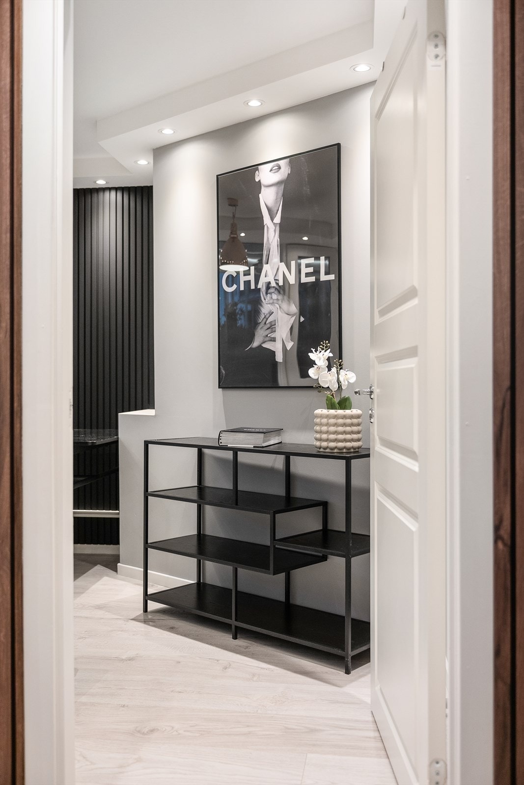 Leiligheten har en gjennomført stil med profilerte innerdører og malte overflater. Galleribilde