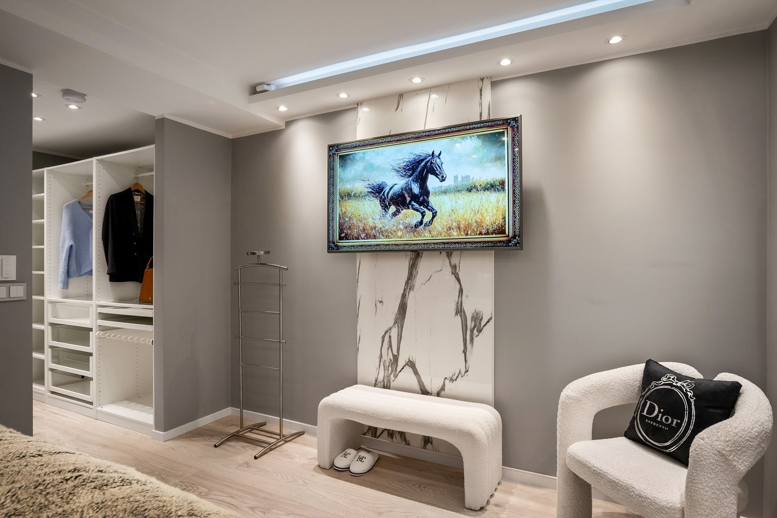 Det er god plass til ønskede mediemøbler eller en sittegruppe på hovedsoverommet. Galleribilde