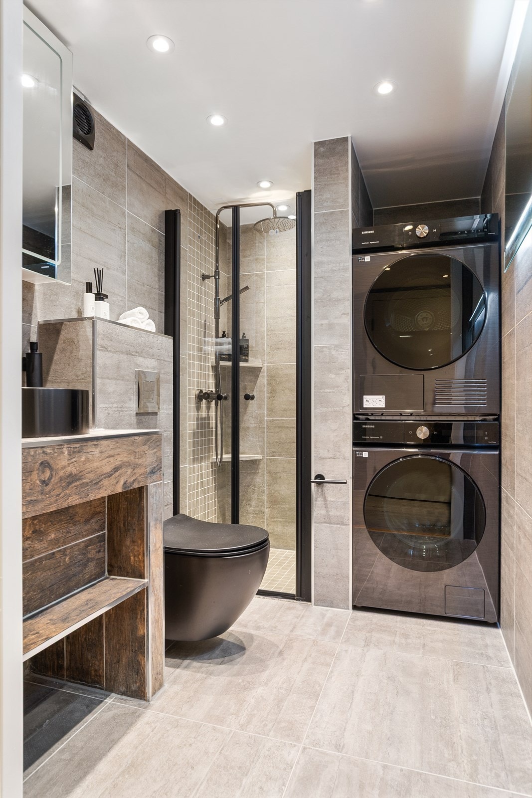 Leilighetens andre bad ble pusset opp i 2016 og har dusjnisje og opplegg for vaskesøyle. Galleribilde