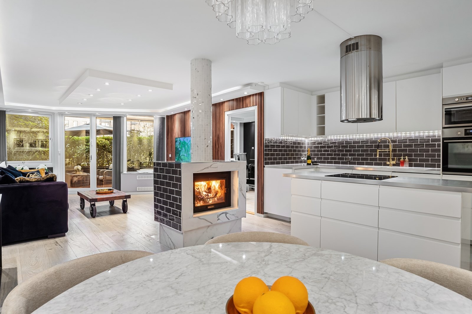 Peisen gir behagelig varme og skaper en lun atmosfære i den åpne sonen. Galleribilde