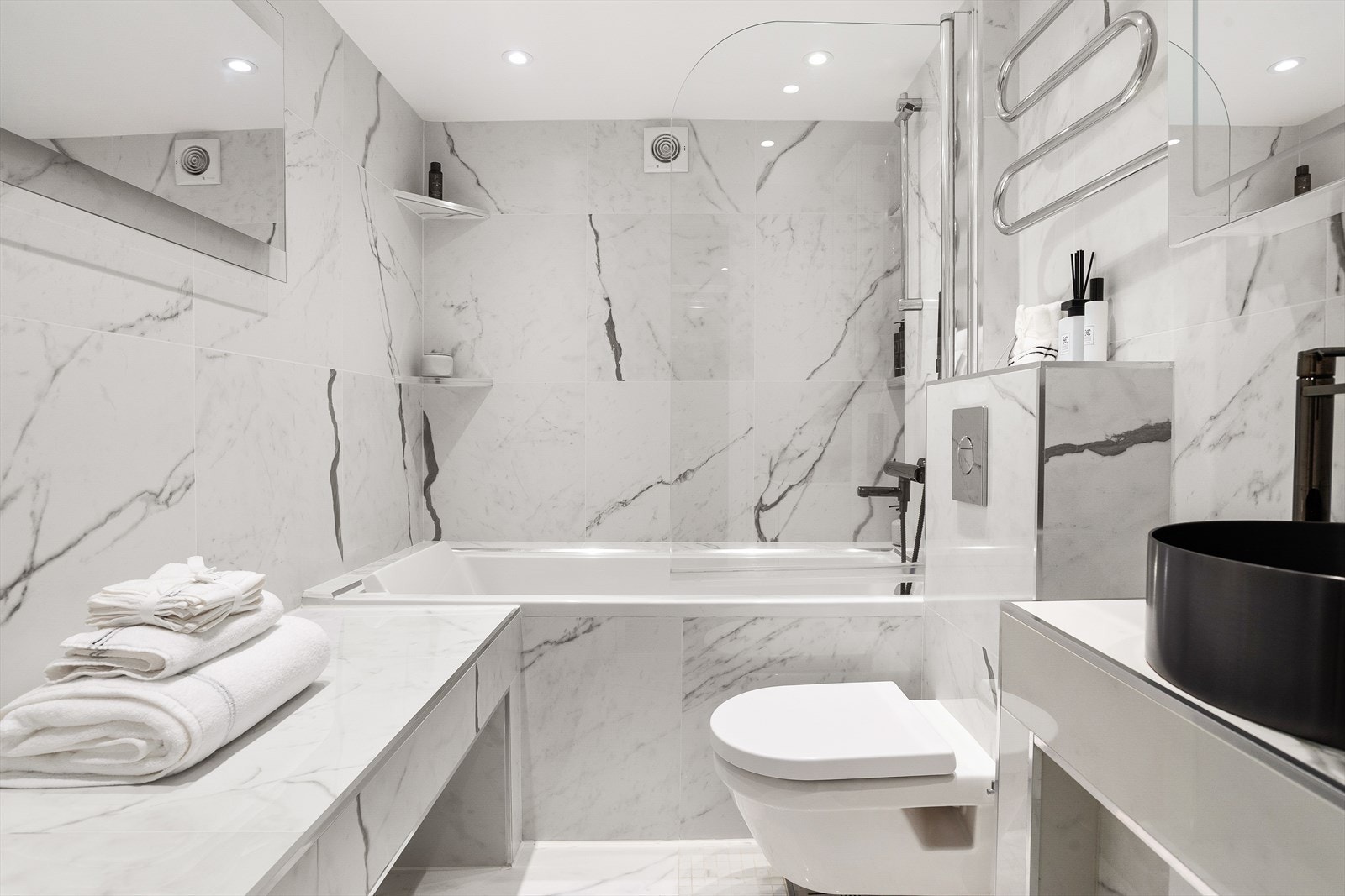 Badet er utstyrt med et innfliset badekar med dusj, modernisert i 2025. Galleribilde