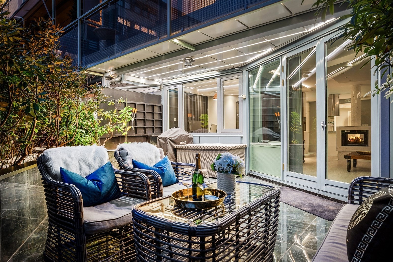 Den overbygde delen av terrassen gir ly og mulighet for bruk i all slags vær. Galleribilde