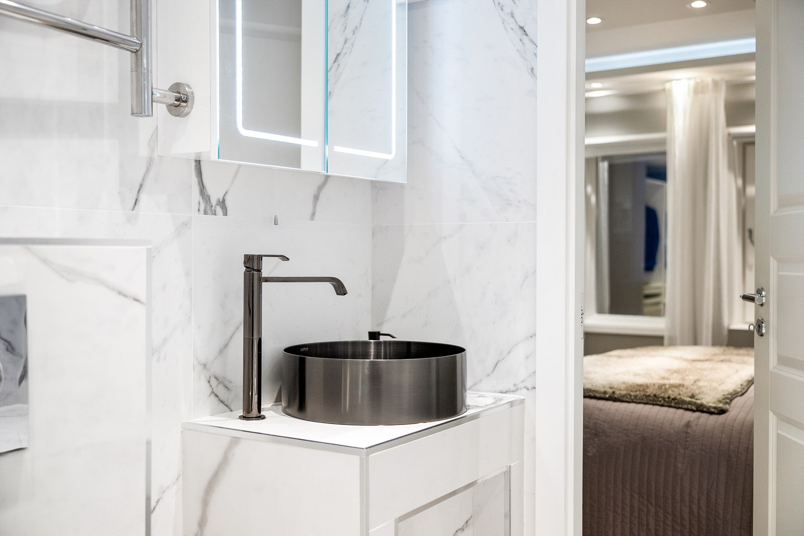 Fra badet er det direkte inngang til hovedsoverommet. Galleribilde