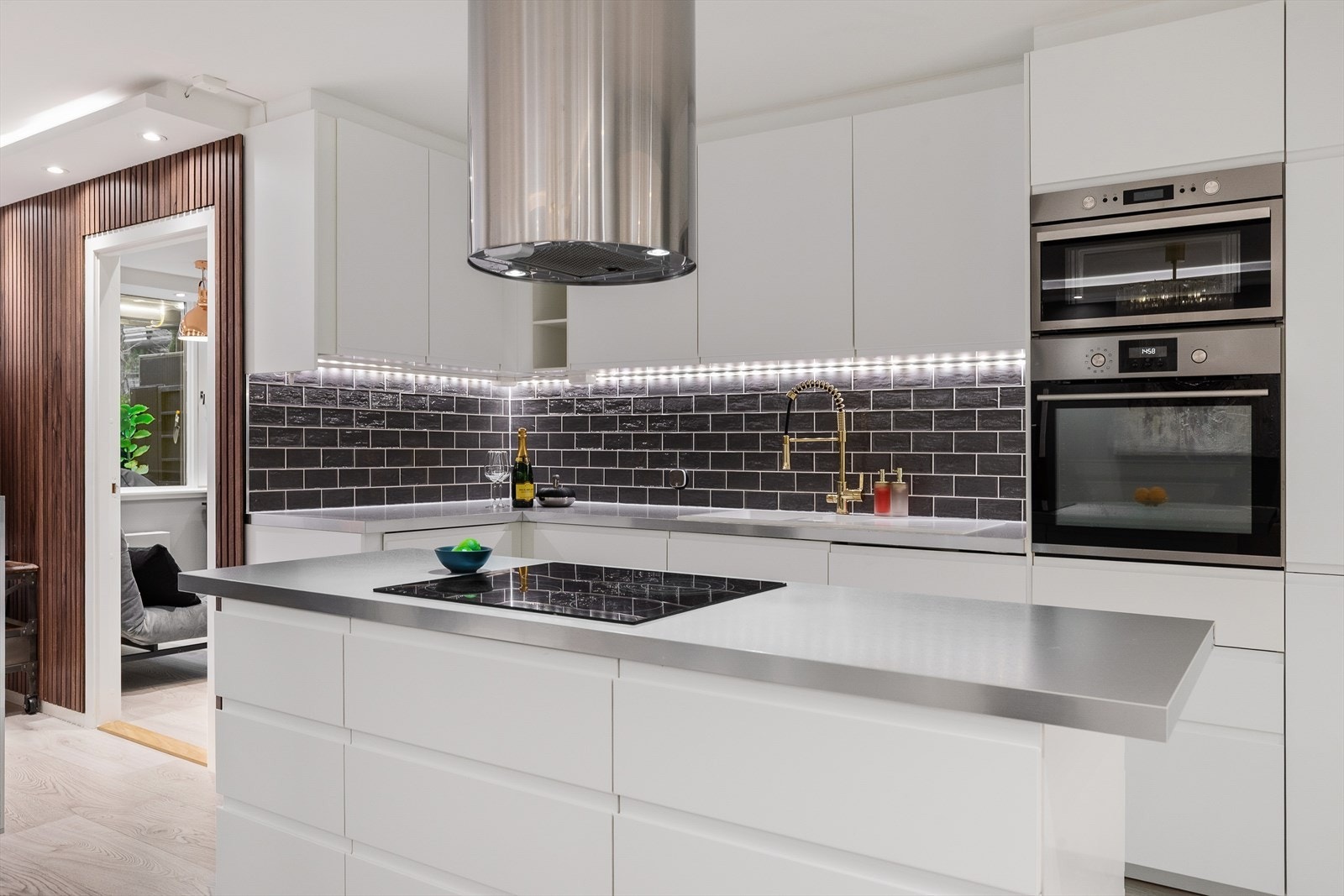 Leiligheten har en åpen og sosial planløsning med gjennomgående høy standard. Galleribilde