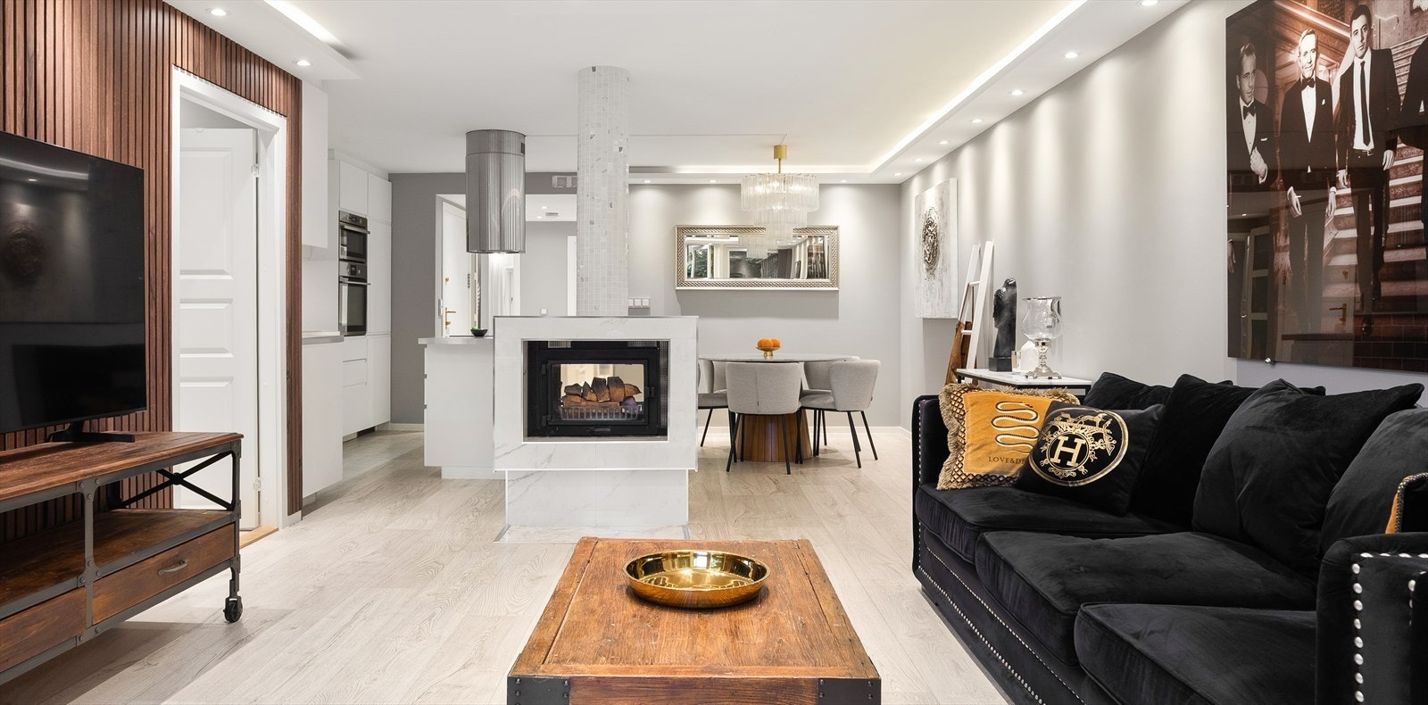 Oppvarming skjer via radiatorer tilknyttet felles varmeanlegg, supplert av peisen. Galleribilde