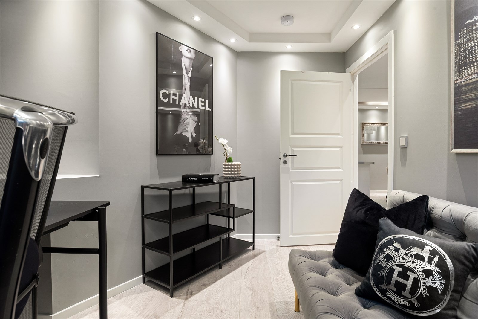 Adkomst til rommet er fra stuen, noe som gir en praktisk og adskilt sone. Galleribilde