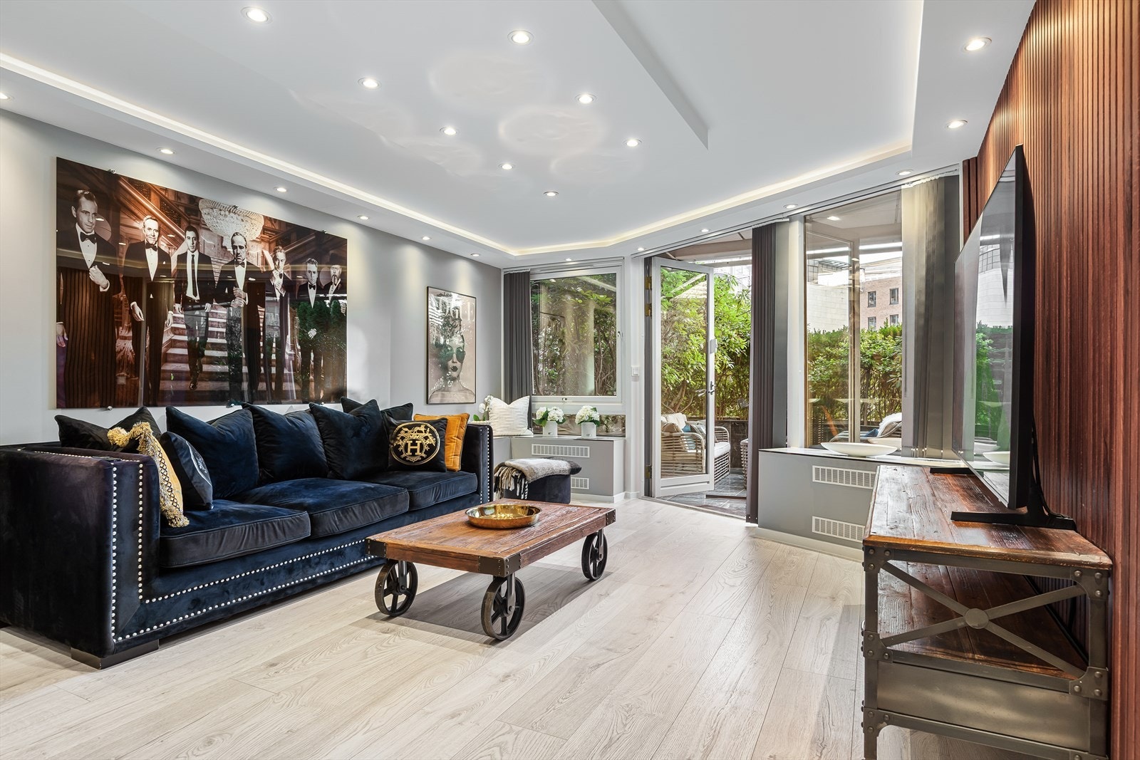 Fra stuen er det direkte utgang til en skjermet og romslig terrasse på 20 m². Galleribilde