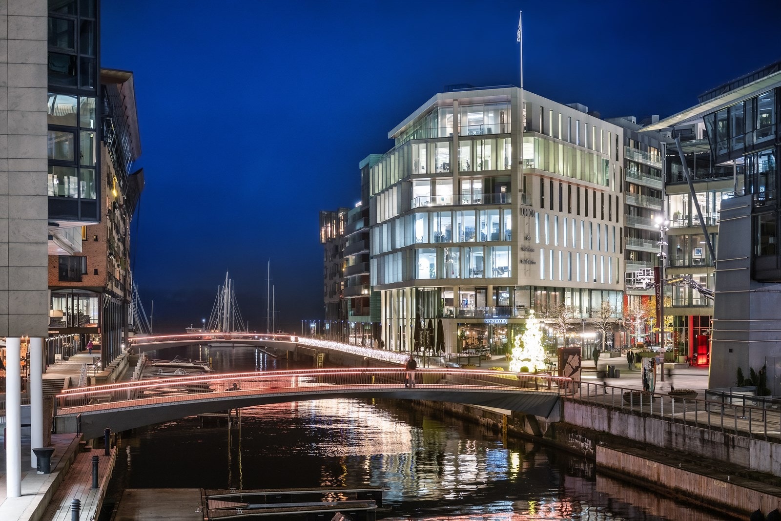 Bo midt i Aker Brygges pulserende liv med restauranter og butikker rett utenfor døren. Galleribilde