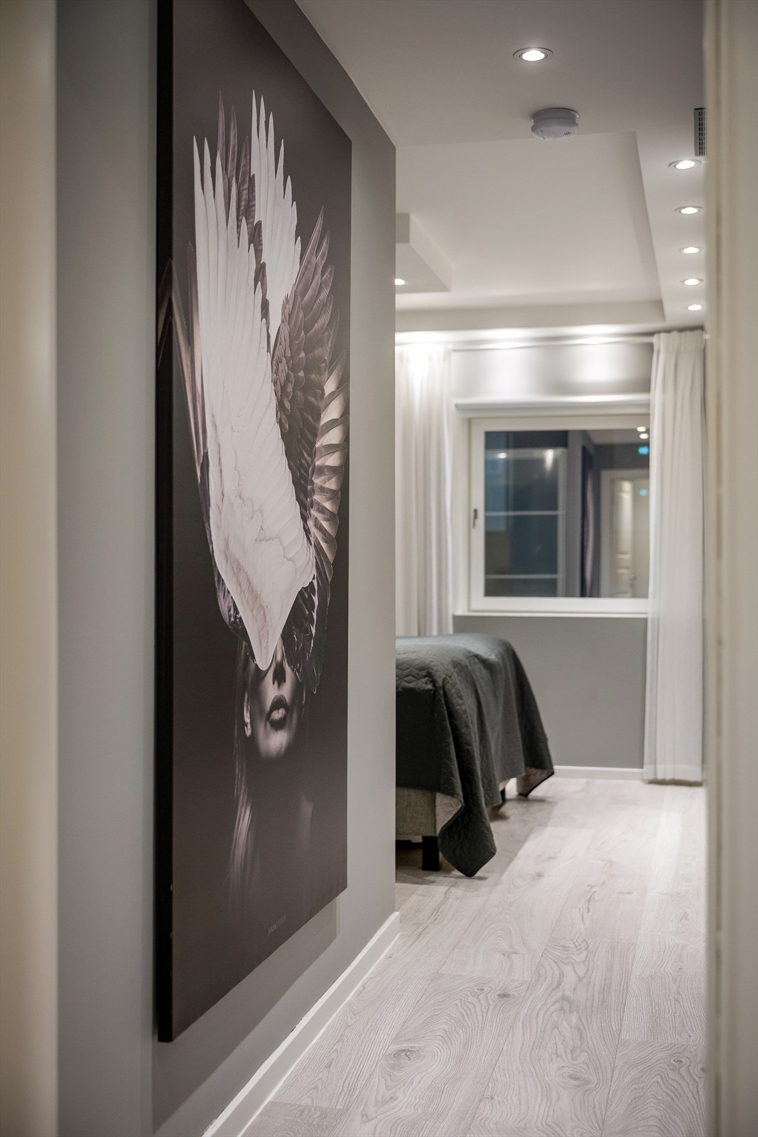 Korridoren leder videre til leilighetens øvrige soverom. Galleribilde