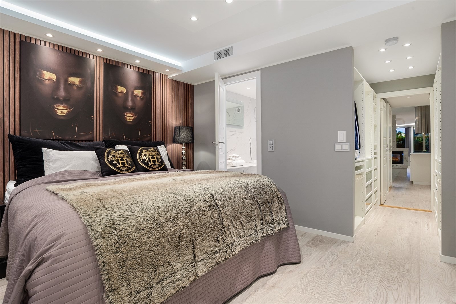 Fra soverommet er det direkte tilgang til en romslig garderobeløsning og en-suite bad. Galleribilde