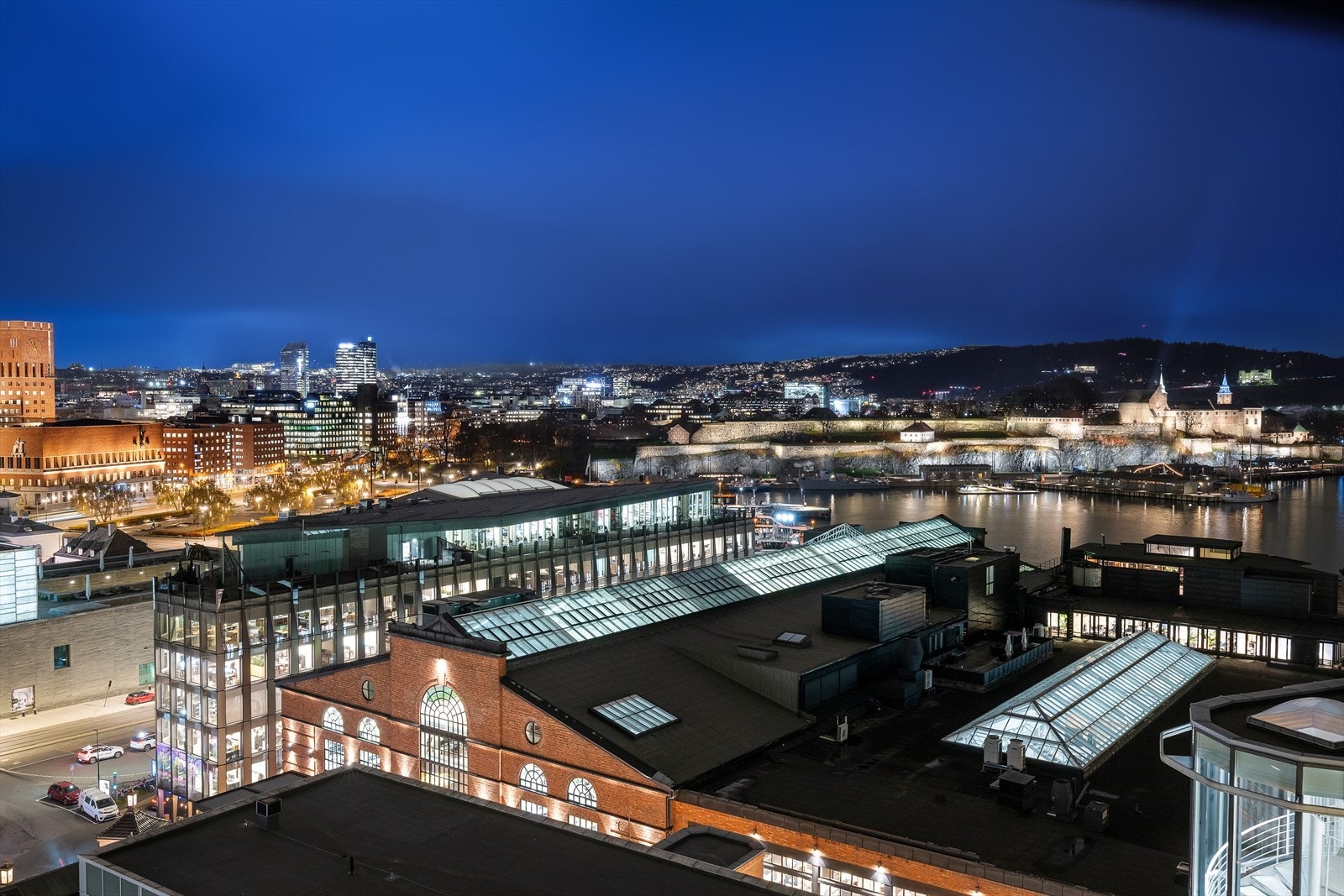 Fra fellesarealene har man en vidstrakt utsikt mot Akershus festning og innseilingen til Oslo. Galleribilde