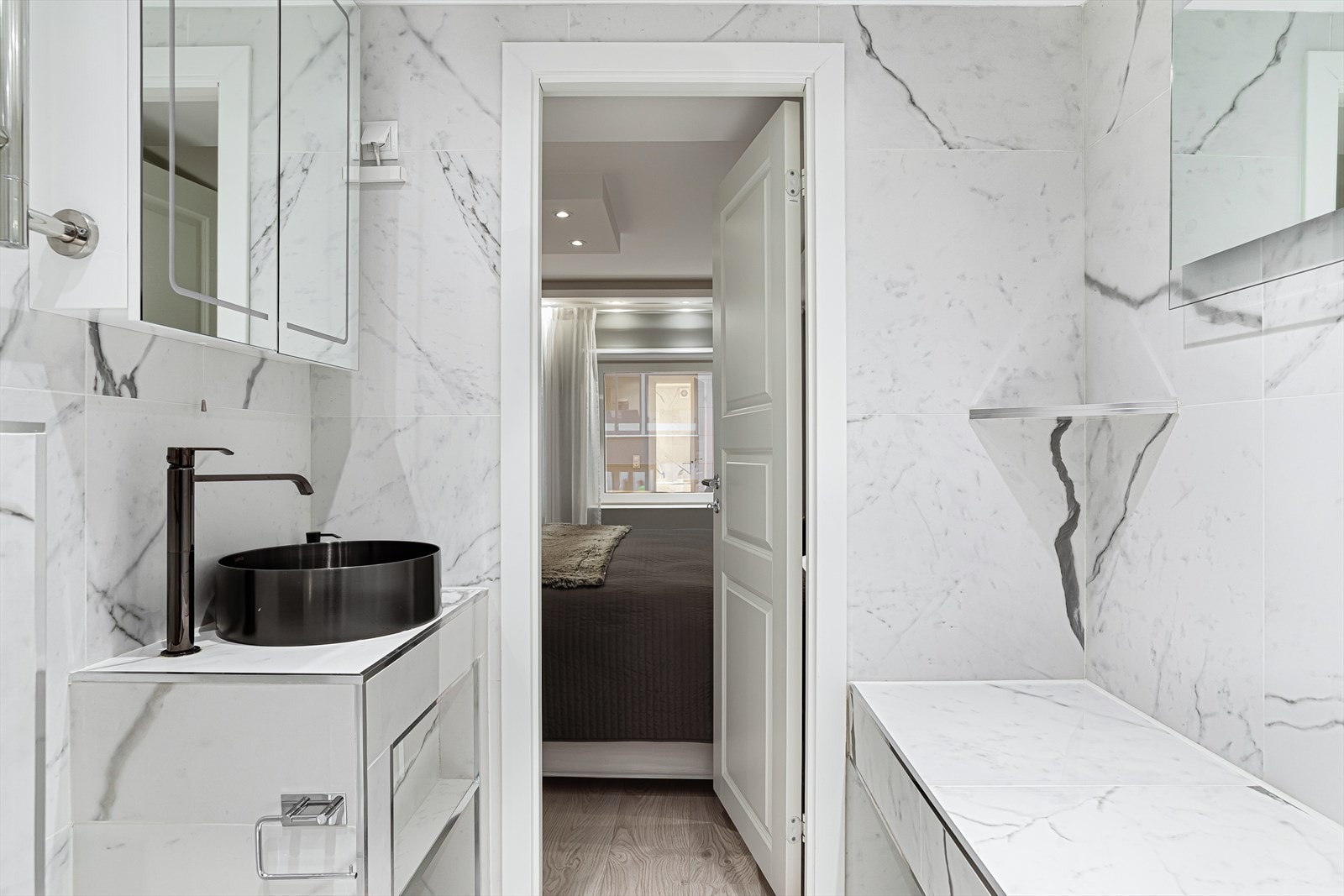 En smart planløsning gir en privat og funksjonell en-suite løsning. Galleribilde