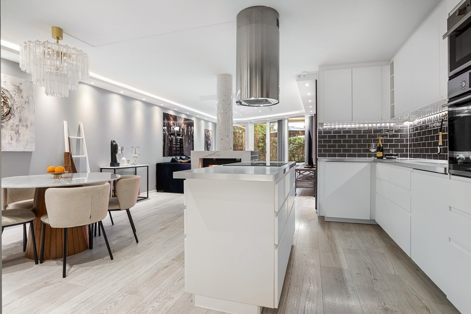 Det åpne allrommet gir gode møbleringsmuligheter for både spiseplass og sofagruppe. Galleribilde