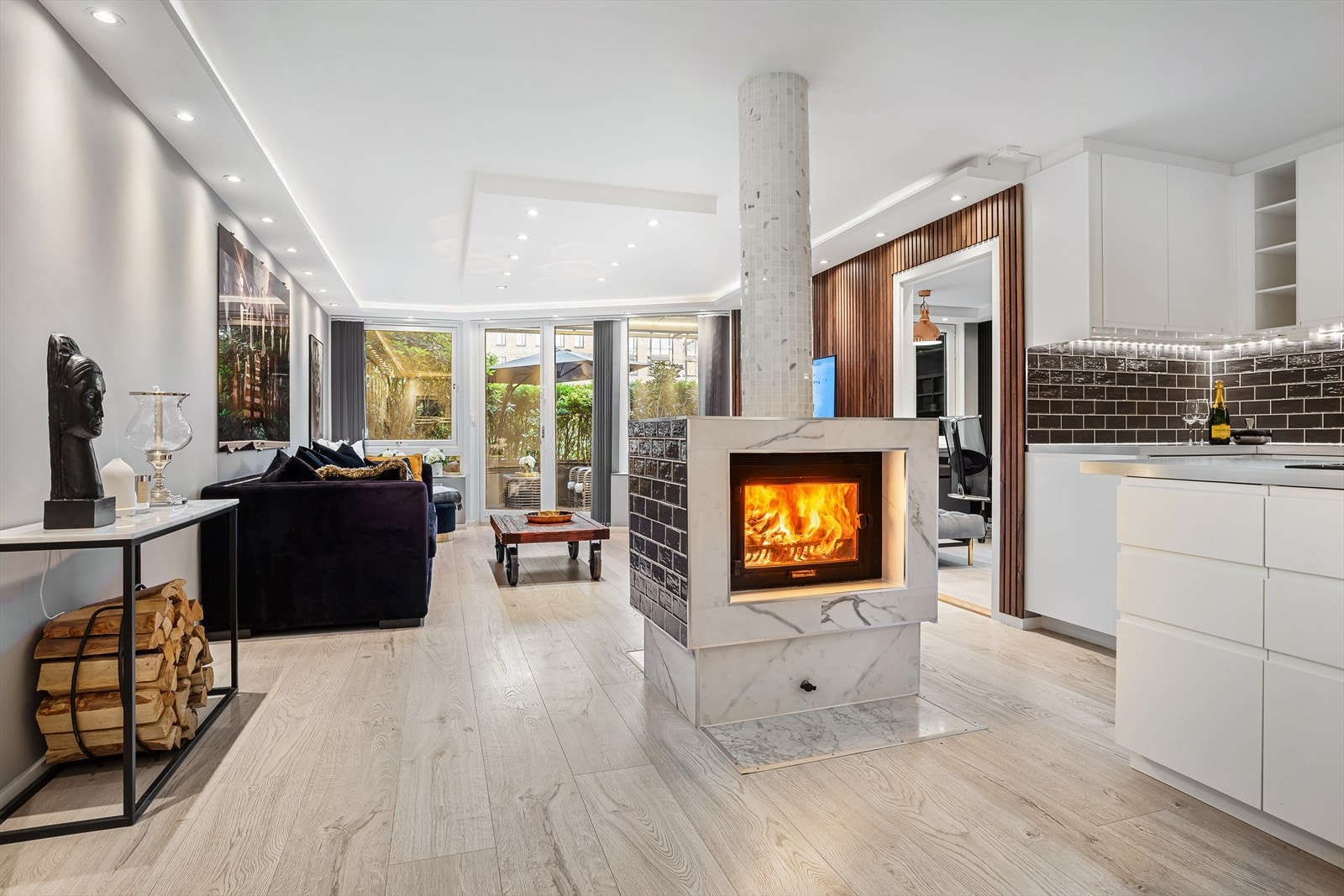 Stuen har en fin utforming med god plass til sofagruppe og mediemøbler. Galleribilde