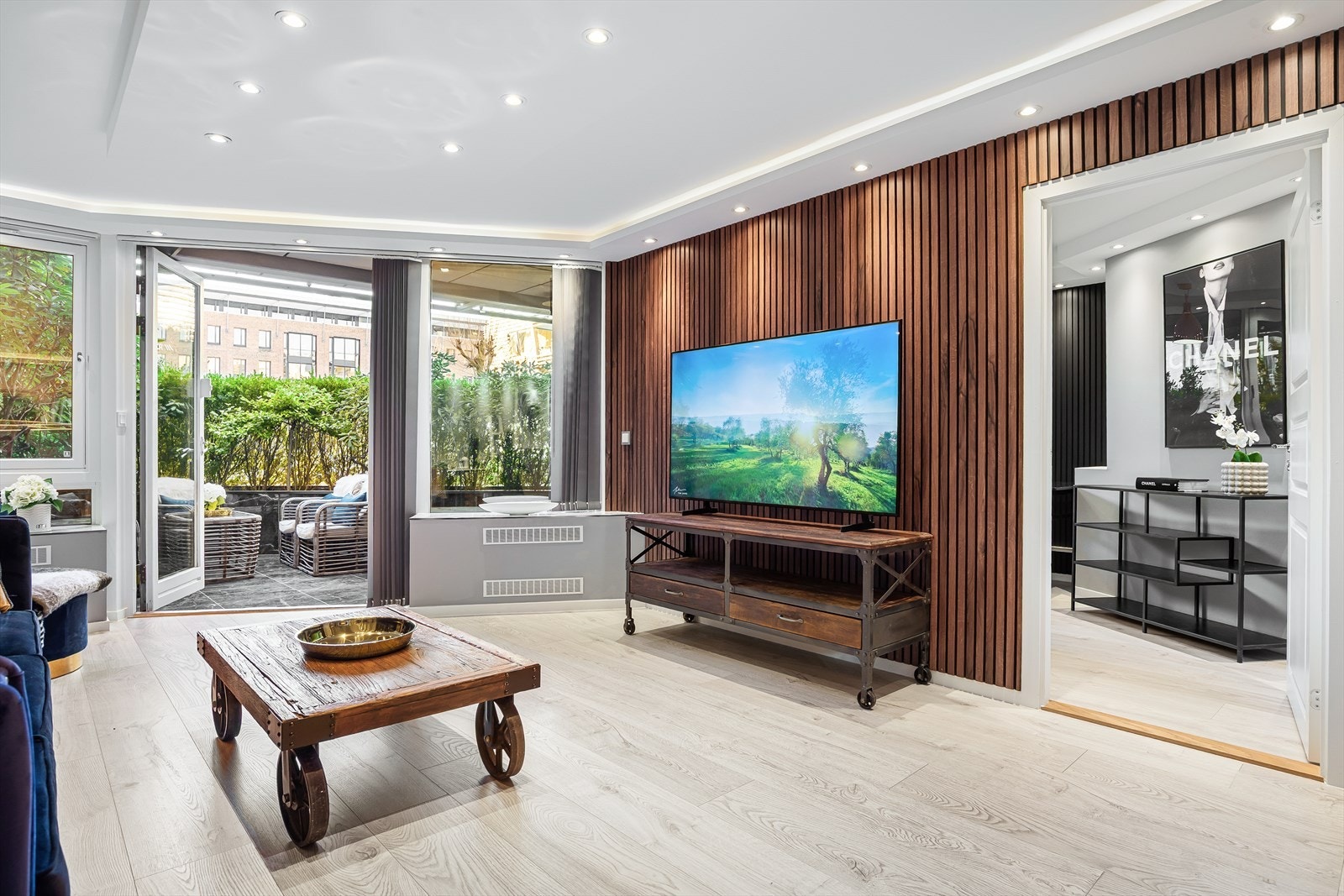 Fra stuen er det enkel adkomst til et av soverommene, som i dag benyttes som kontor. Galleribilde