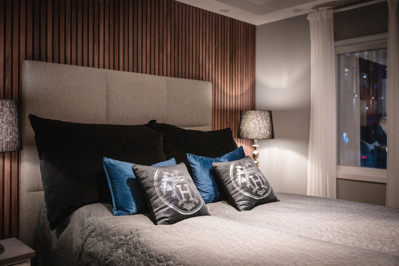 Også her er det en lun atmosfære med spilevegg og dempet belysning. Galleribilde