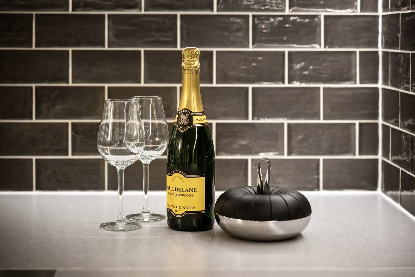 Benkeplaten i laminat er slitesterk og enkel å vedlikeholde. Galleribilde