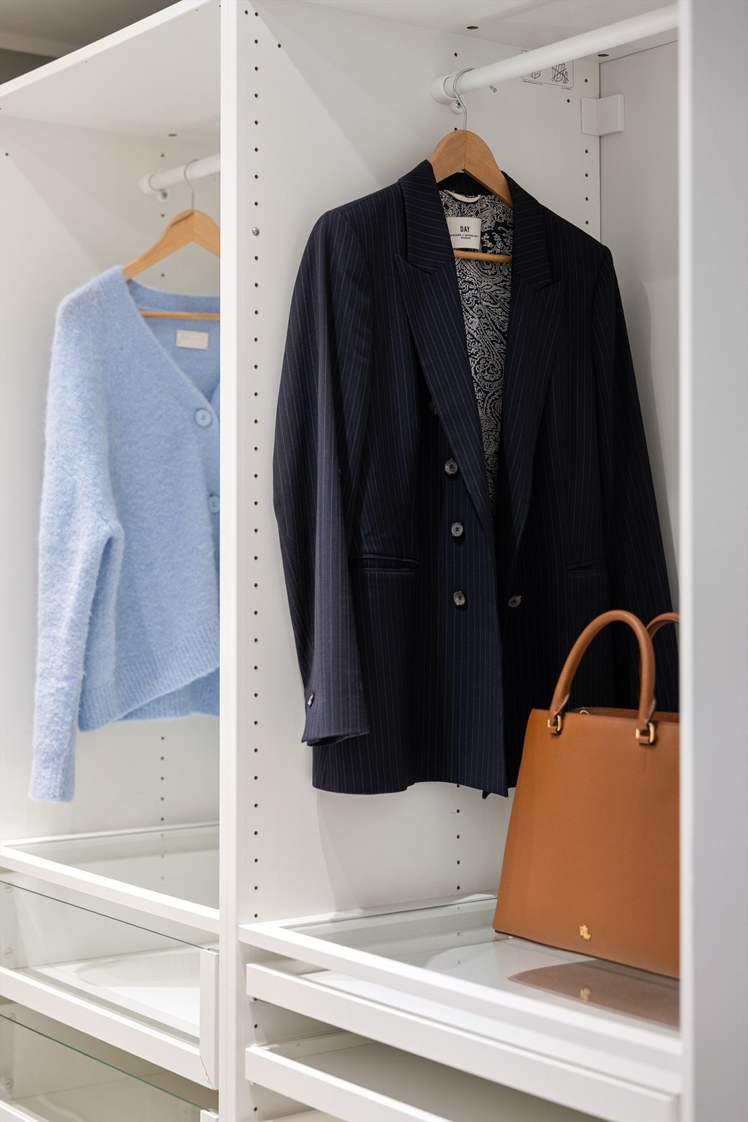 Garderoben har smarte løsninger med både hyller, skuffer og oppheng. Galleribilde