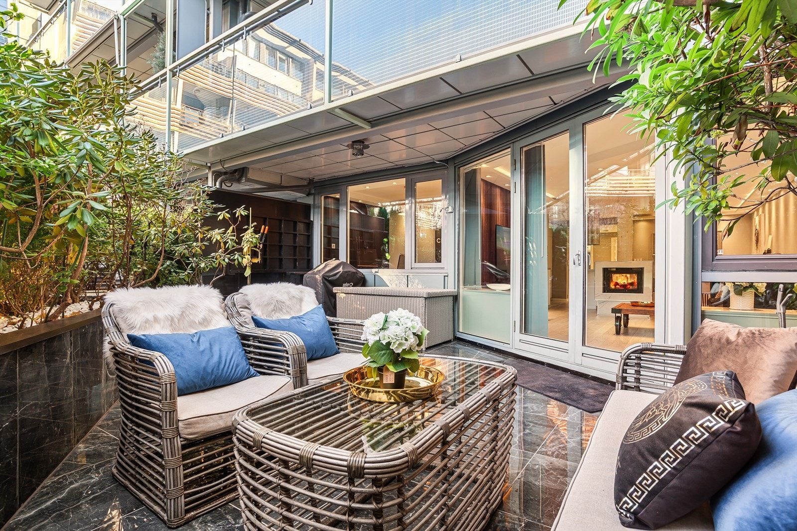 Terrassen er en forlengelse av stuen og binder ute- og inneområdet sammen. Galleribilde