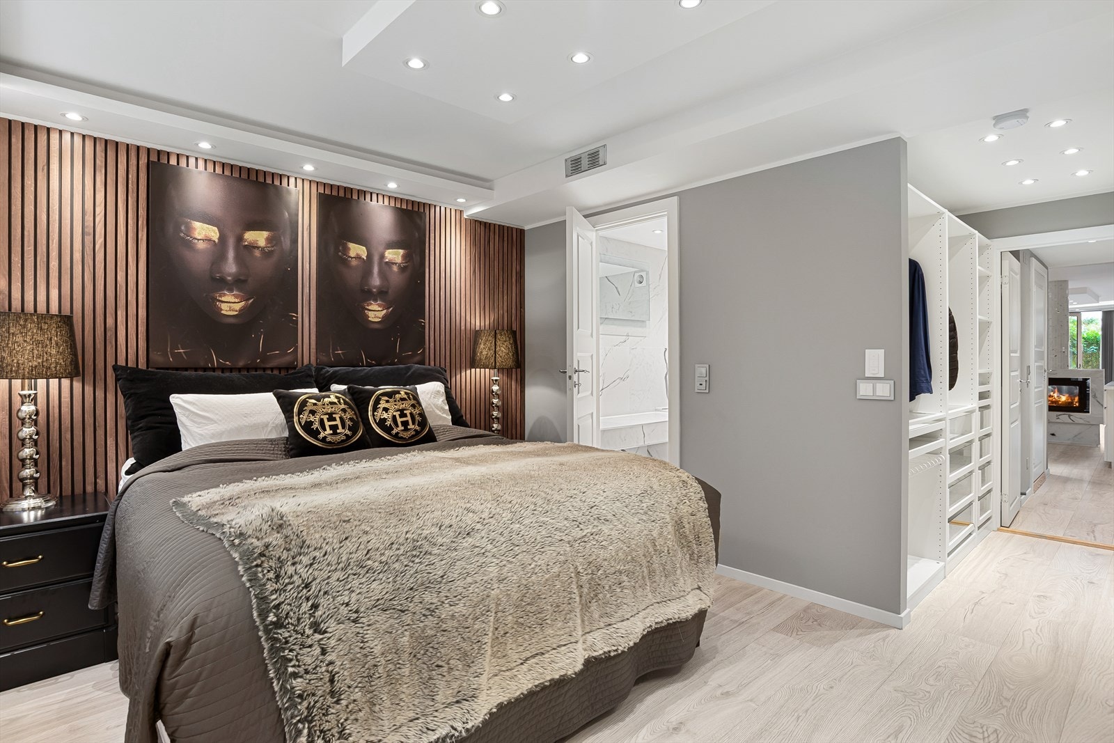 Rommet er romslig og har en praktisk planløsning med adkomst til bad og garderobe. Galleribilde