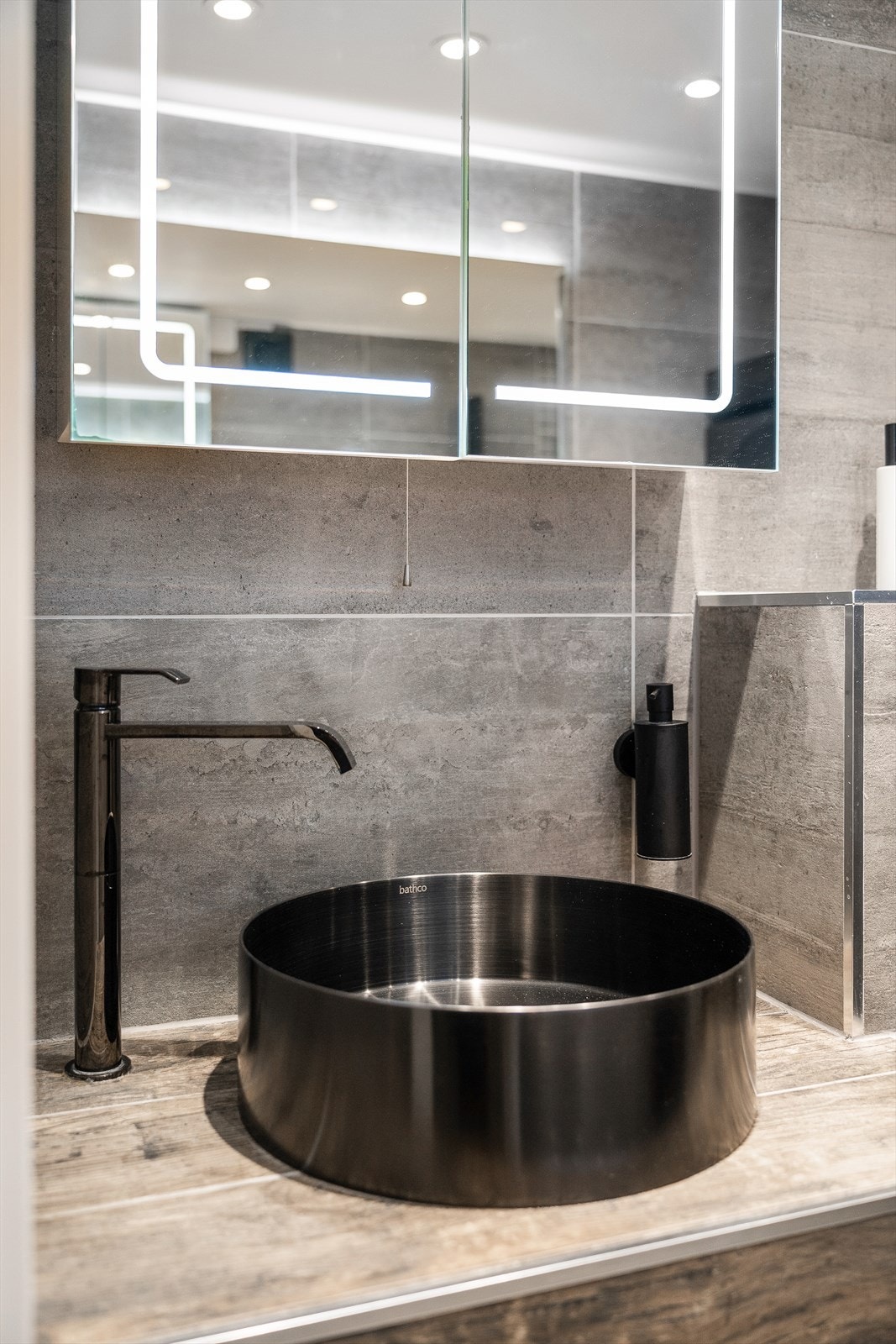 Moderne servant og speilskap med integrert belysning. Galleribilde