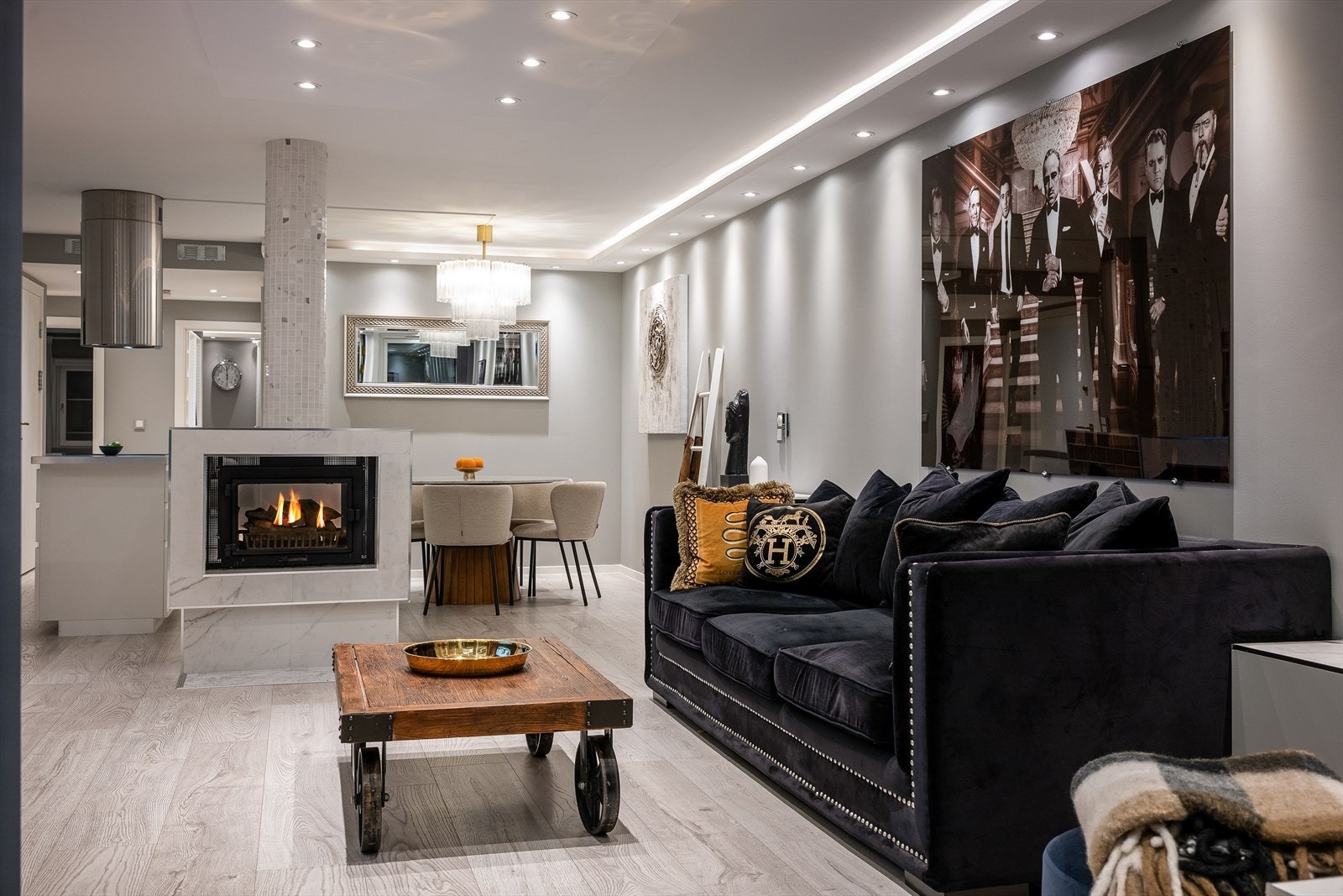 Stuen er romslig og gir fleksibilitet for ulike møbleringsløsninger. Galleribilde