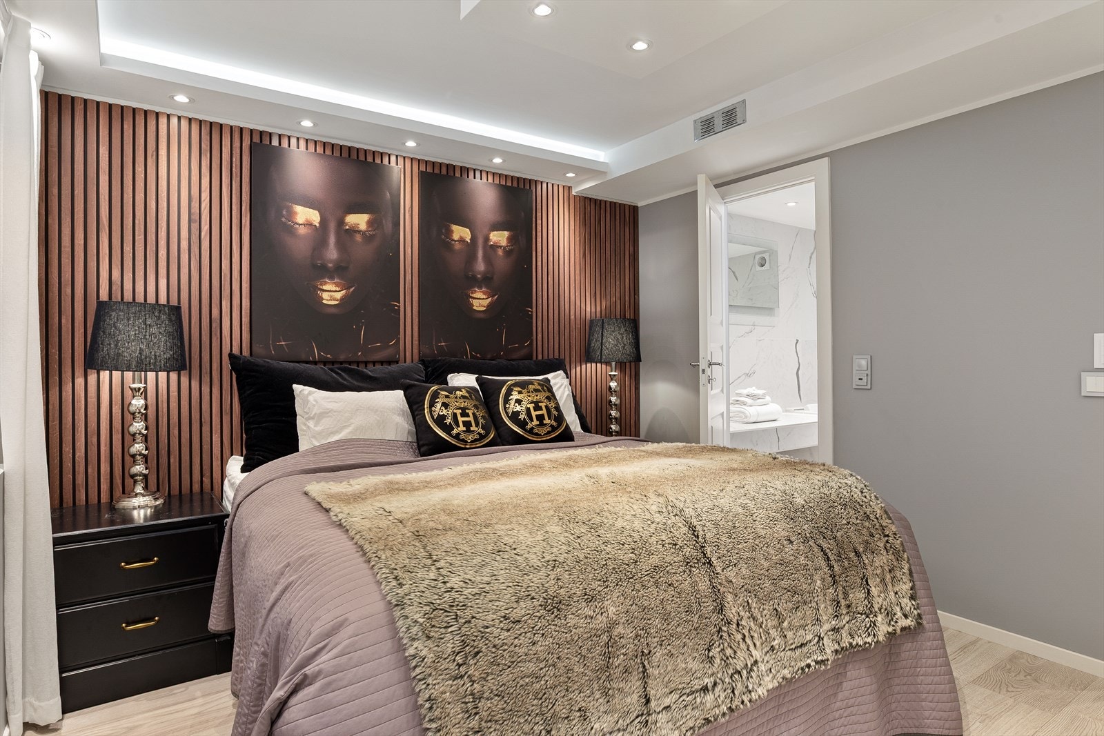 Hovedsoverommet har en stilig spilevegg og god plass til dobbeltseng. Galleribilde