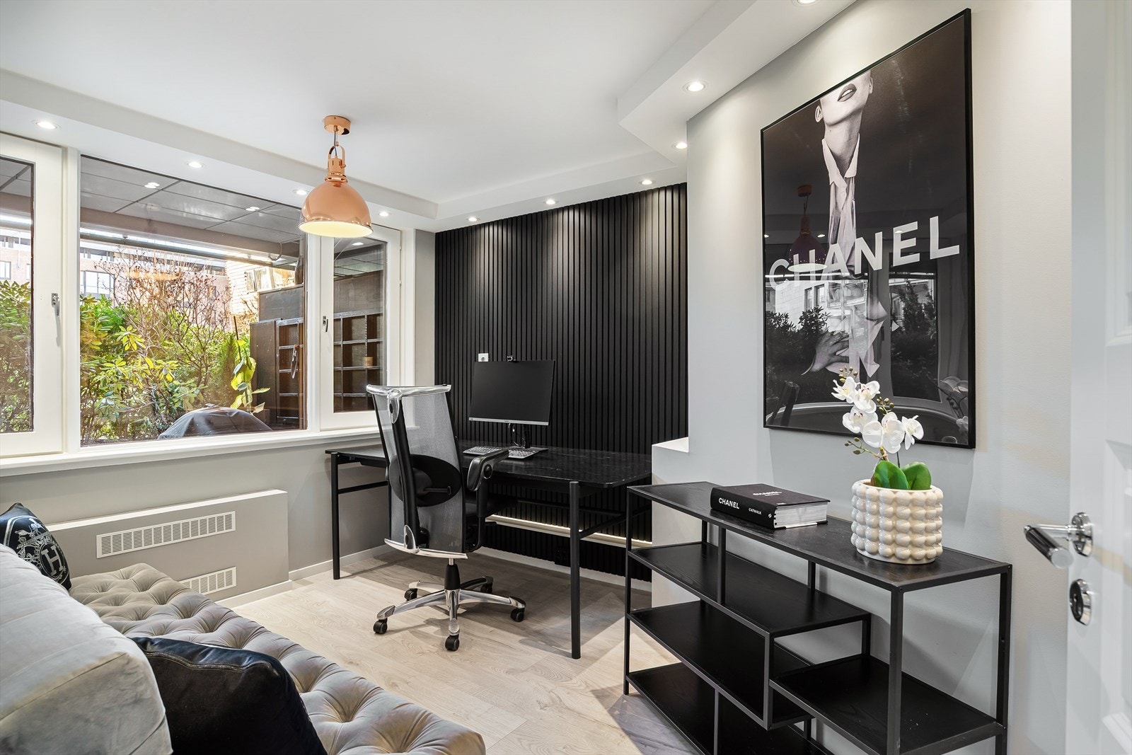 Her er det god plass til både arbeidsstasjon og en sofa for avslapning. Galleribilde