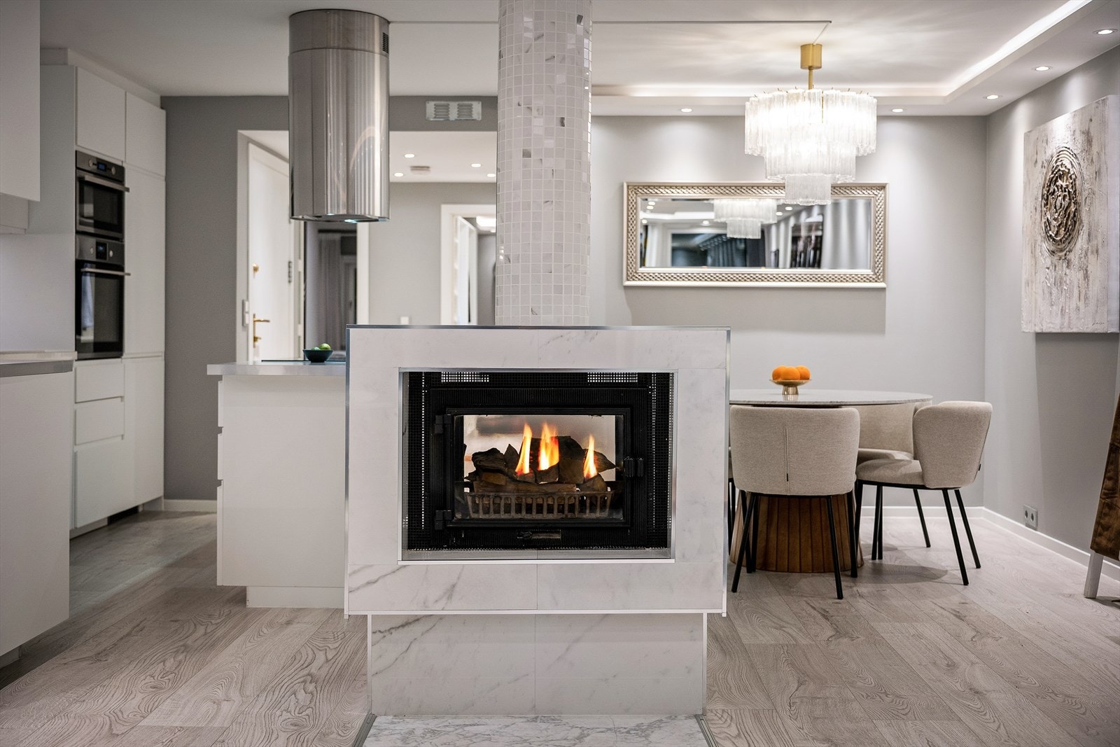 Peisen er elegant innrammet og blir et naturlig midtpunkt i rommet. Galleribilde