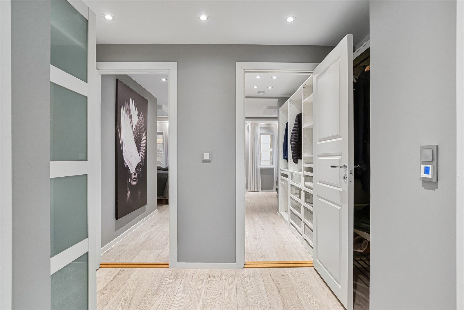 Fra den sentrale gangen er det adkomst til leilighetens private sone med soverom og bad. Galleribilde