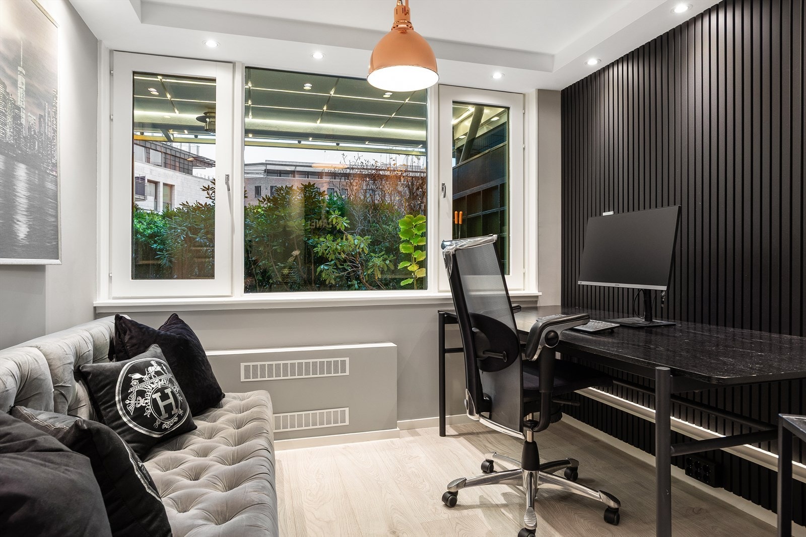 Rommet har vindu som gir godt med naturlig lys, og er i dag innredet som kontor. Galleribilde