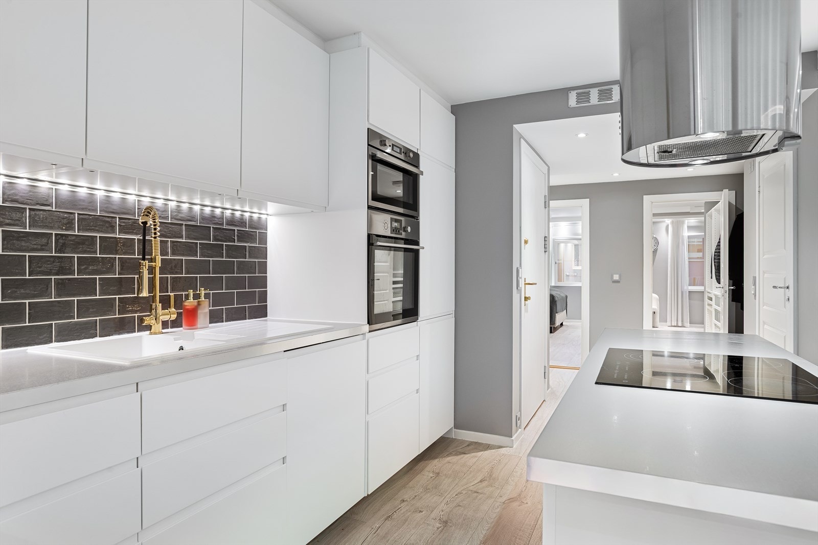 Kjøkkeninnredningen fra IKEA (2016) har hvite, glatte fronter og rikelig med skapplass. Galleribilde