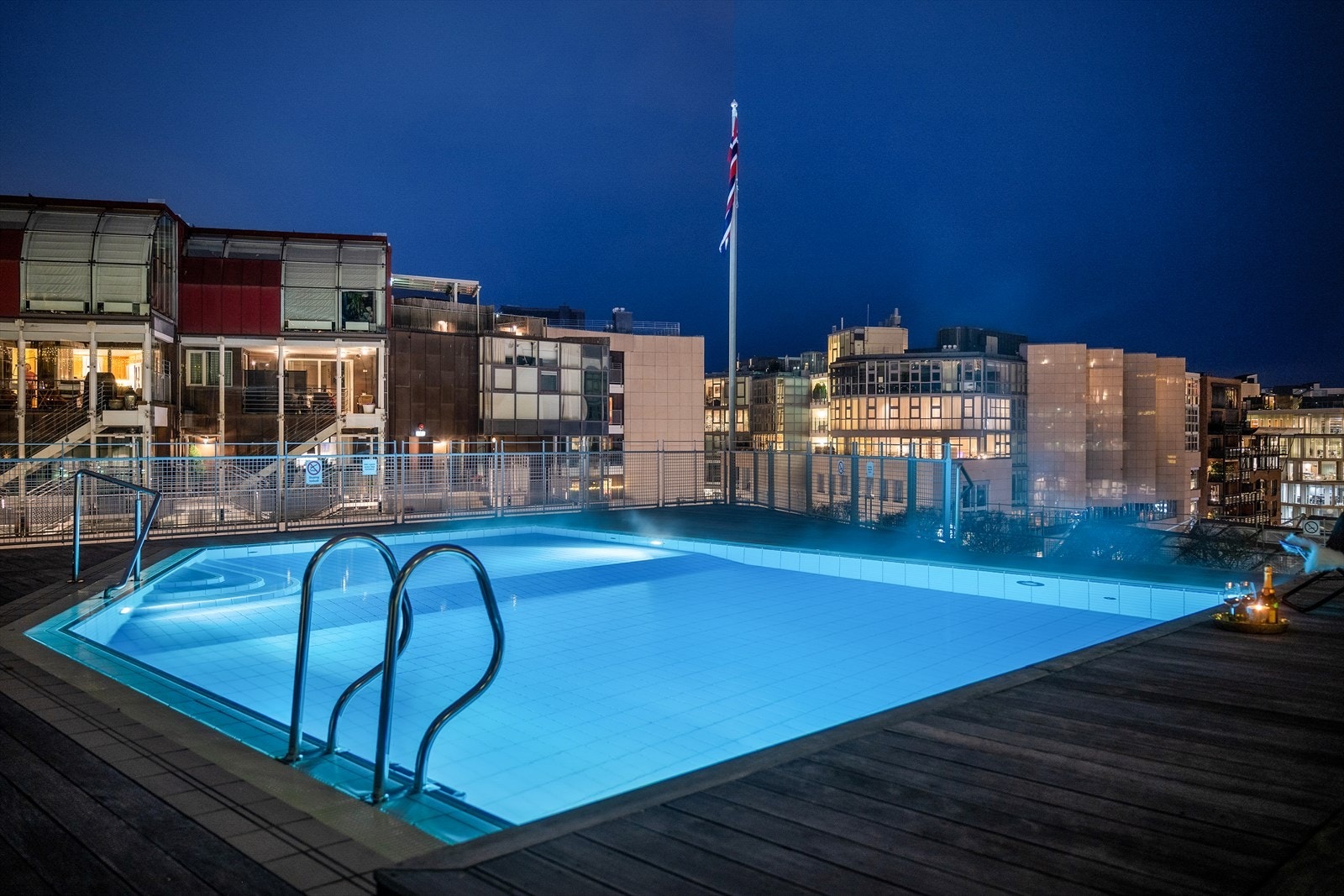 Beboere har eksklusiv tilgang til svømmeanlegg med tilhørende takterrasse i nabobygget. Galleribilde