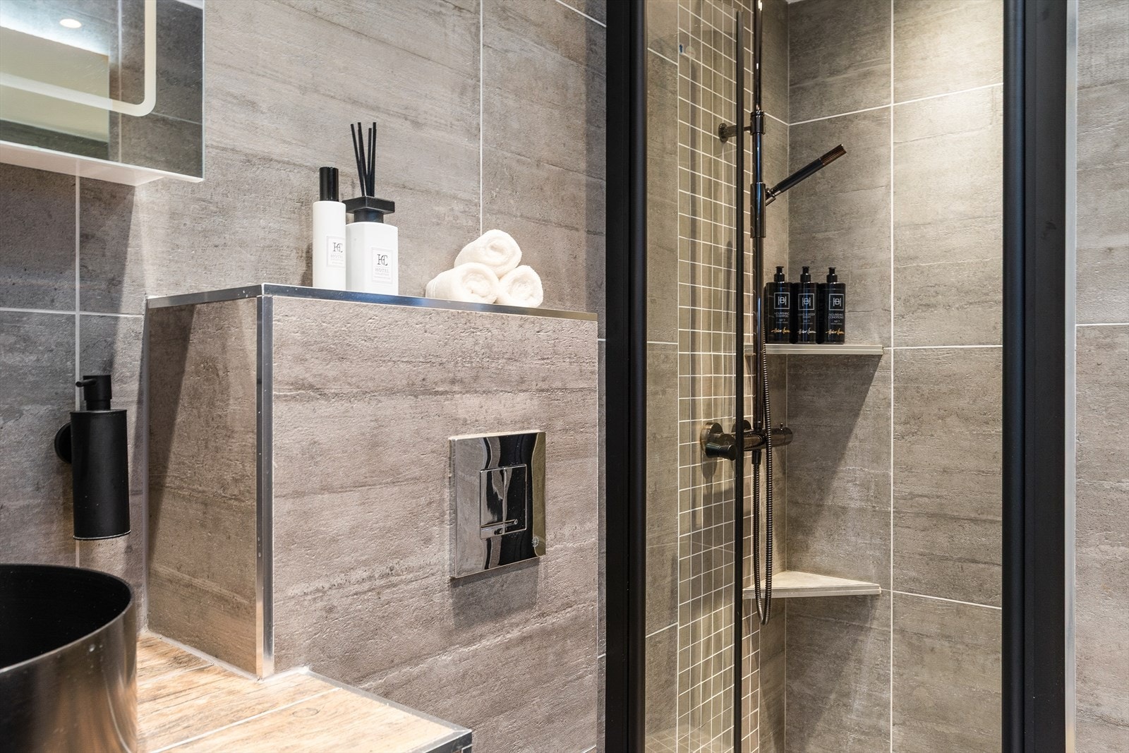 Badet har vegghengt toalett, innebygde hyller og gulvvarme for ekstra komfort. Galleribilde