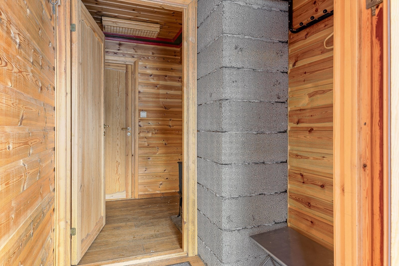 Videre inn kommer man til gangen, som har kjøkken og stue på den ene siden. På den andre siden ligger samtlige soverom, sanitærrom og toalettrom. Galleribilde