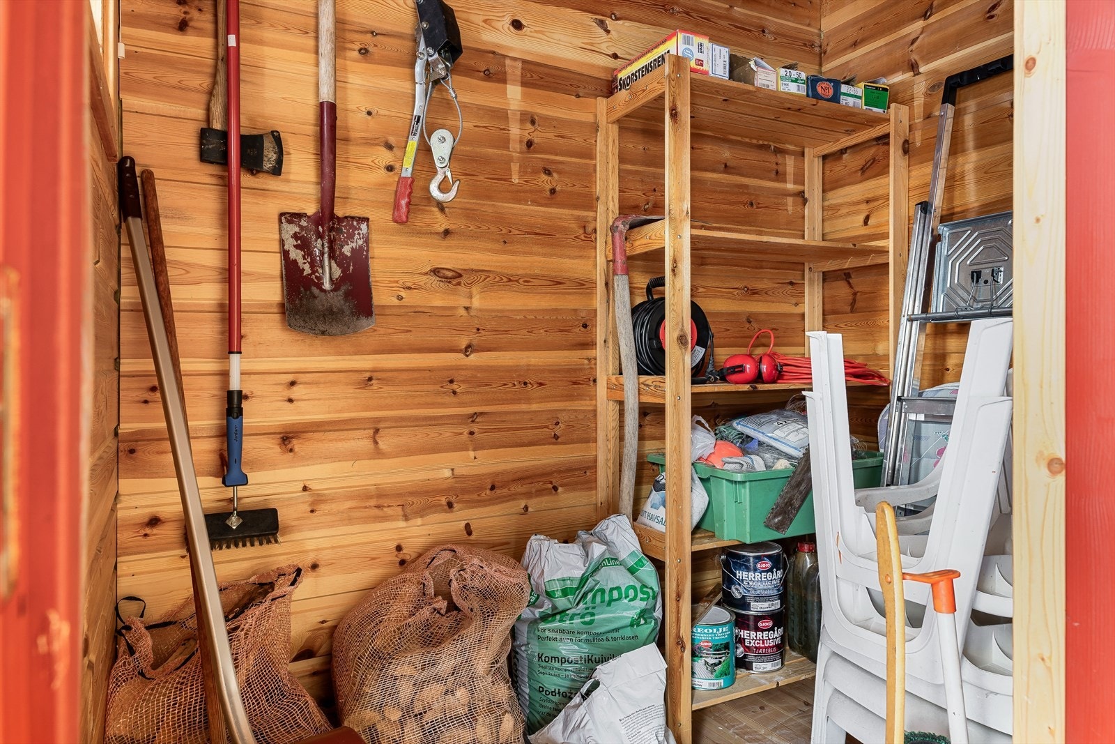 Ved inngangspartiet er det en praktisk bod på ca. 3 kvm. Overbygget sørger for at man kan tusle tørrskodd ut i boden. Galleribilde
