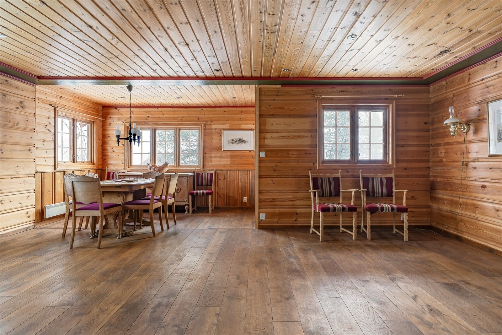 Det store oppholdsrommet som ligger i åpen løsning med kjøkkenet har god plass til møblering av både sittemøbler og spisemøbler. Galleribilde