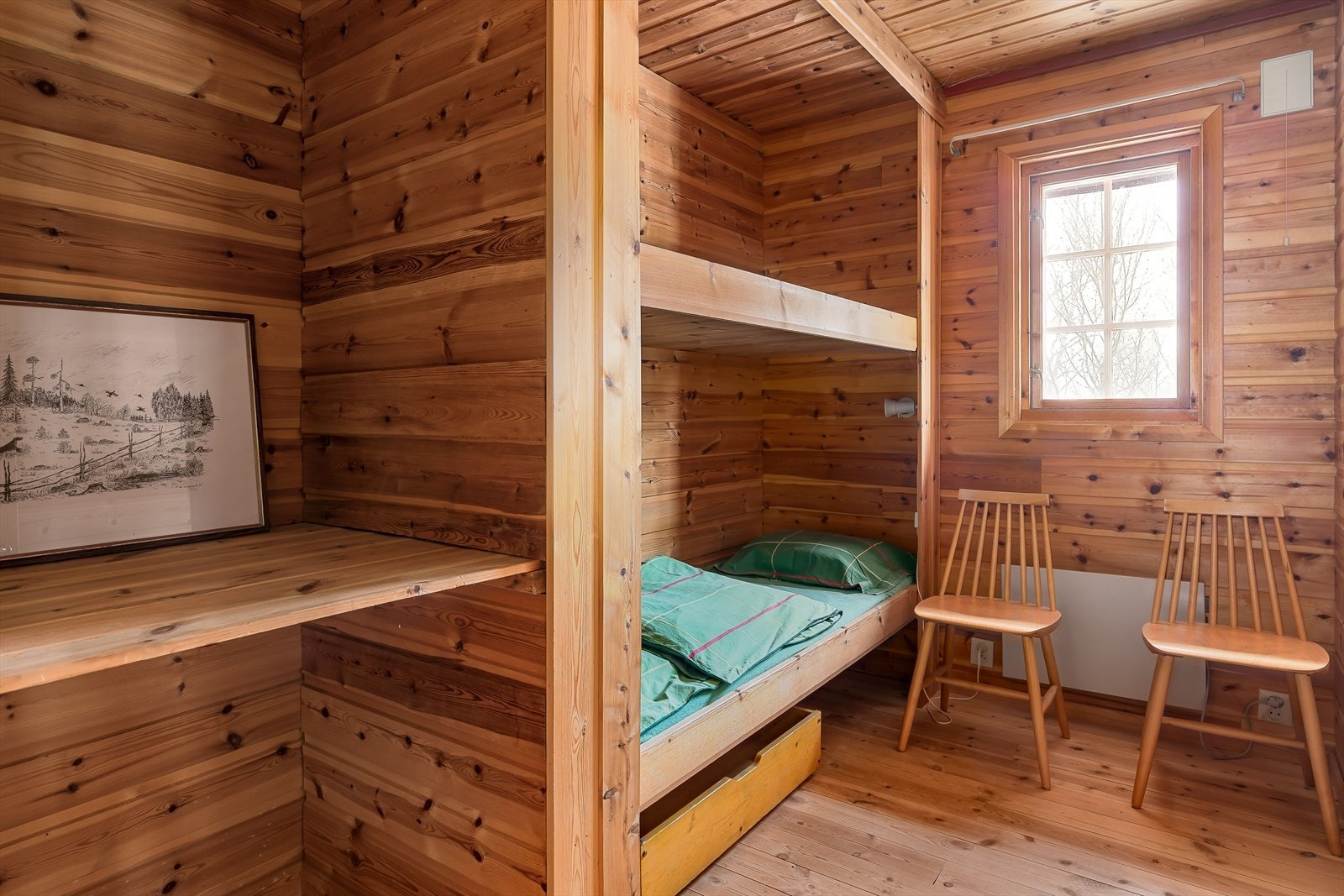 Det tredje soverommet er innredet med en plassbygd køyeseng. Pr. idag er hytta innredet med 8 sengeplasser. Galleribilde