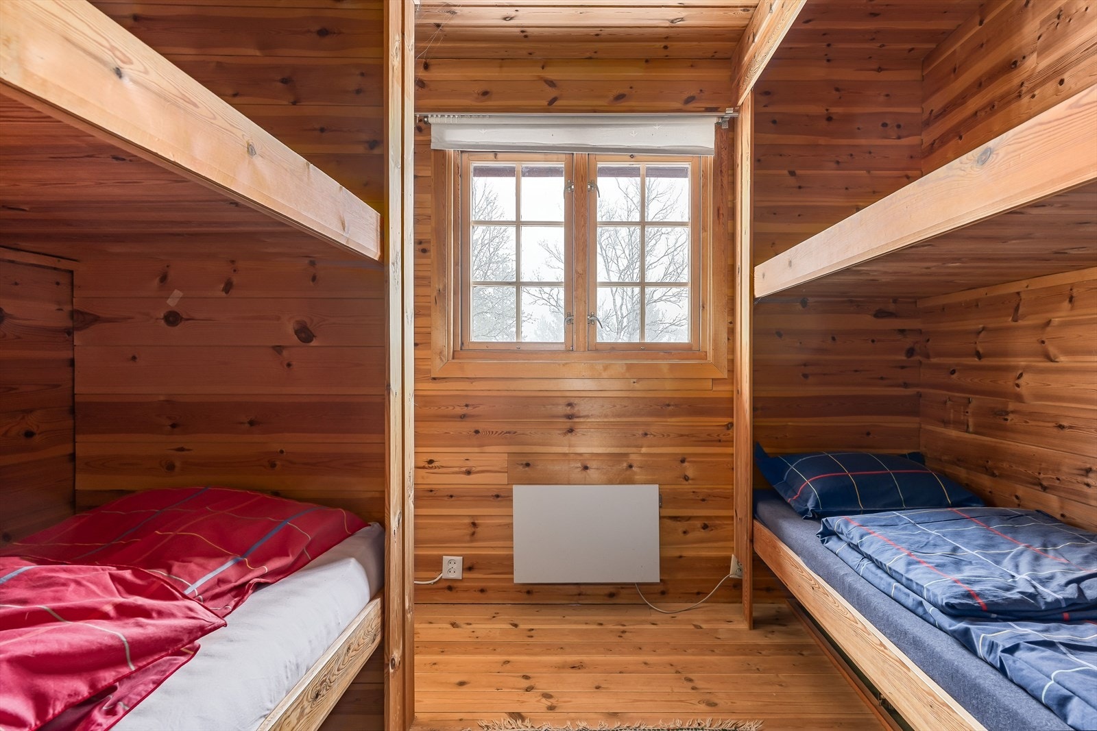 Det andre soverommet er innredet med to plassbygde køyesenger. Galleribilde