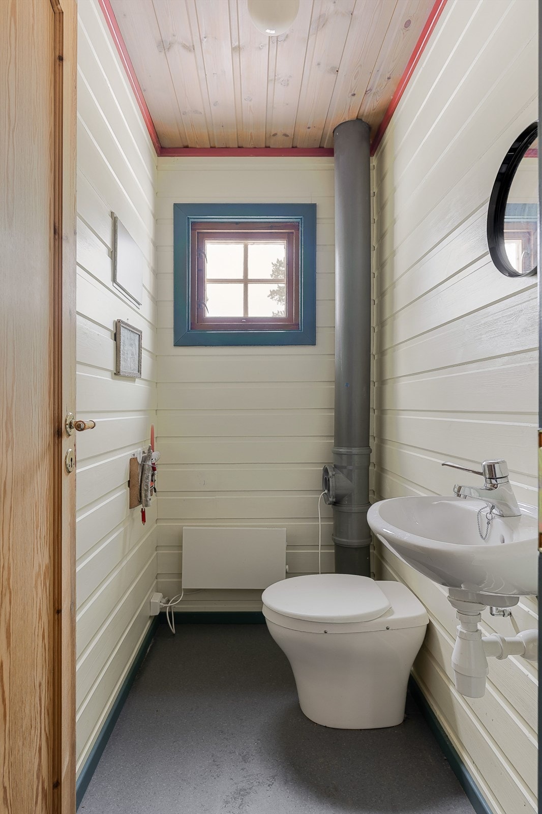 I enden av gangen ligger toalettrommet, som er innredet med bio-do med roterende kammerløsning og vegghengt servant. Rommet varmes opp med panelovn. Galleribilde