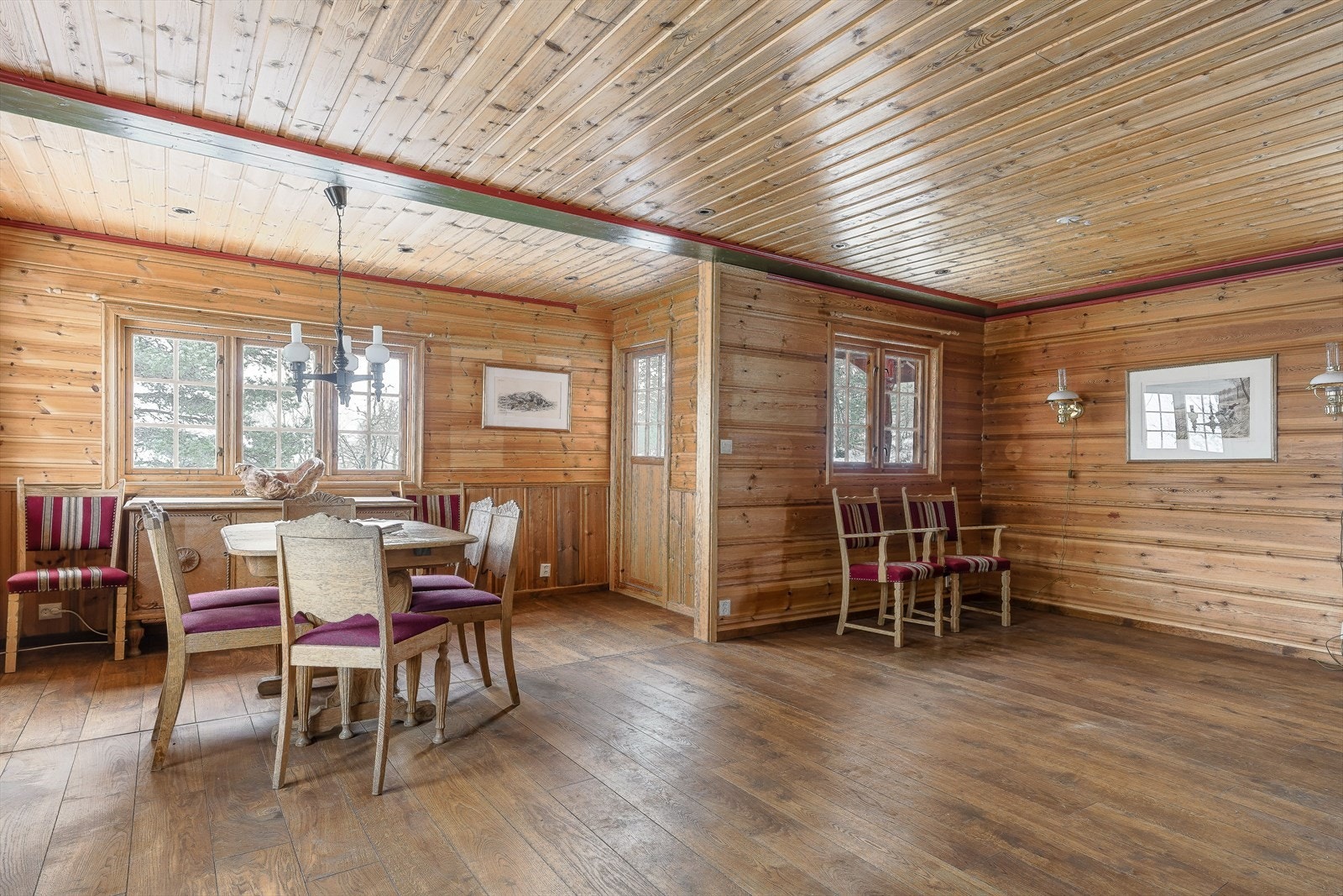 Med vindusflater på flere sider slippes det inn godt med naturlig lys. Fra stuen er det utgang til den romslige terrassen. Galleribilde