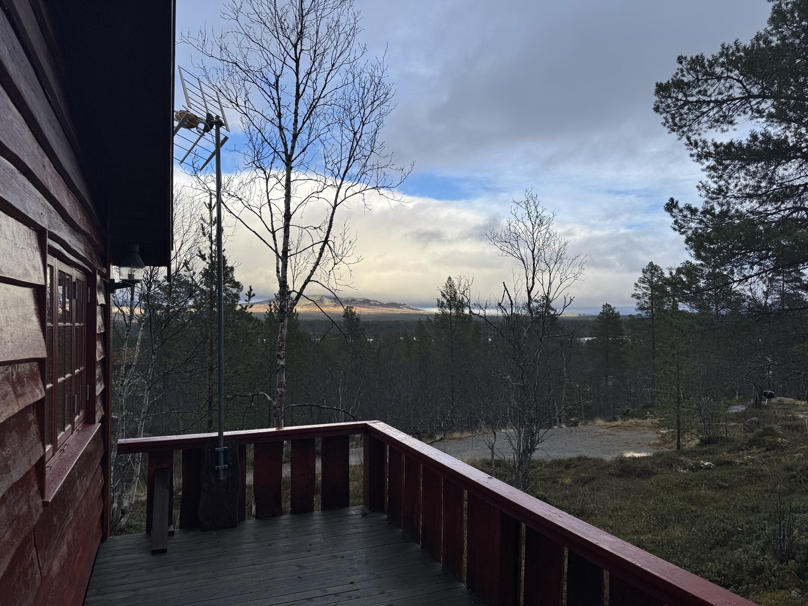 Utsikten fra terrassen, mot Kvennvikhøgda og Langsjøen. Galleribilde