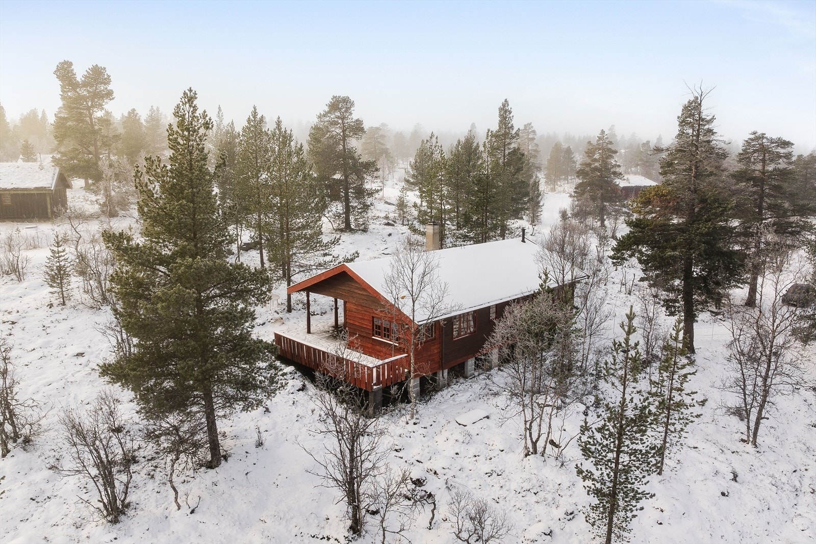 Vest for hytteområdet ligger toppen Gloføken som rager 1 325 moh. Toppen er den 7. høyeste toppen i Engerdal kommune, og er grensepunkt mot Rendalen kommune. Andre kjente toppturmål i området er Elgpiggen (1 605 moh) og Sålekinna (1 591 moh). Galleribilde