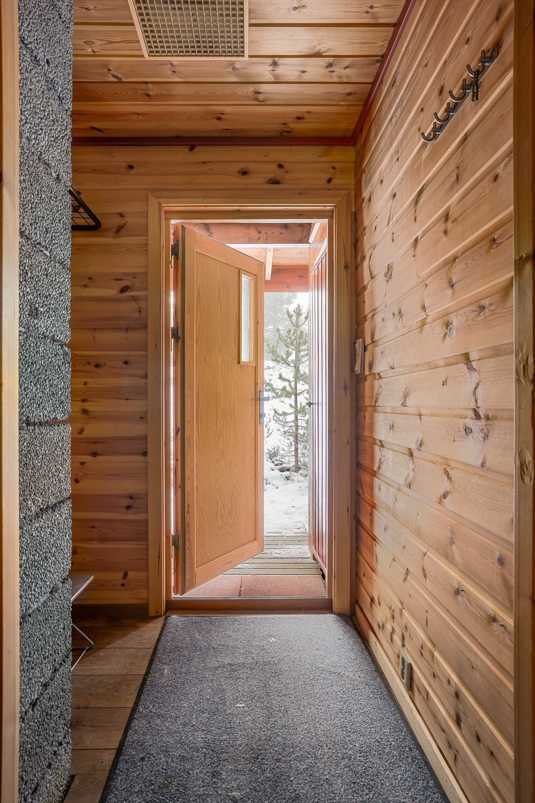 Velkommen inn! Hytta har en avstengt entré med opphengsmuligheter. Galleribilde