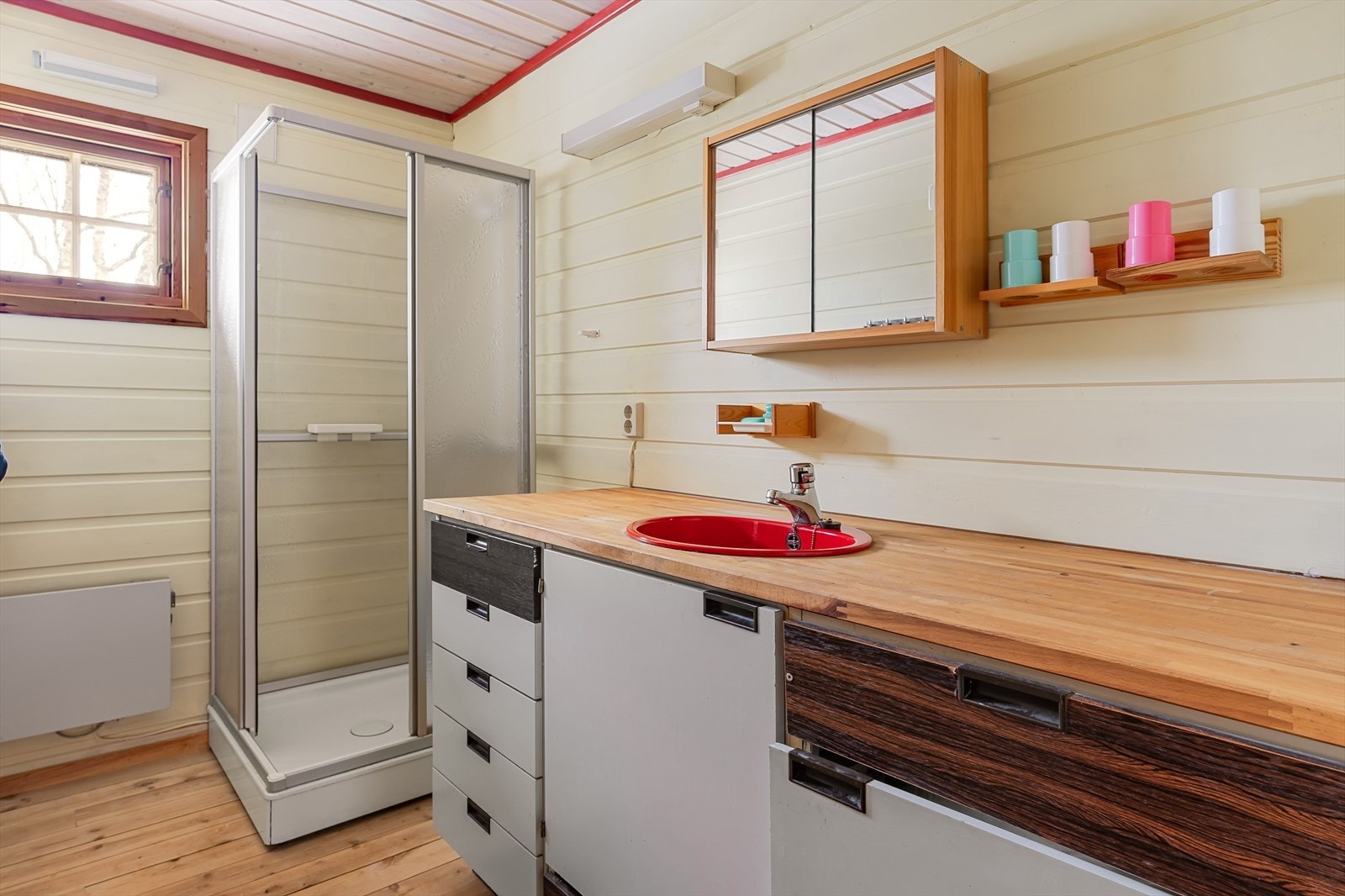 Sanitærrommet har godt med benkeplass på innredningen, og rommet varmes opp med panelovn. Galleribilde