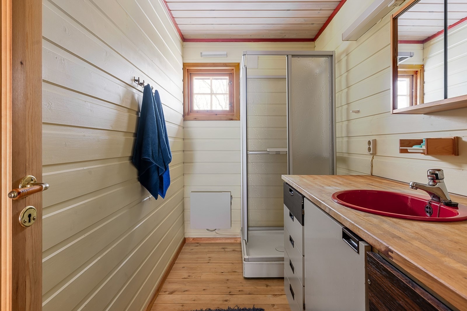 Sanitærrommet er innredet med dusjkabinett, innredning med servant og speilskap. Vanntilførsel er fra tank under hytta som fylles manuelt fra hytteområdets' vannforsyning. Avløp fra servanter og dusj går til terreng via dreneringskum. Galleribilde